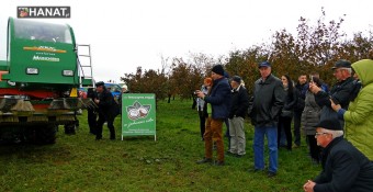 Największy kombajn Monchiero – pokaz, dyskusja w sadzie leszczynowym
